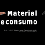 Diversos materiais de uso e consumo em um escritório, incluindo papel, canetas, grampeador e material de limpeza